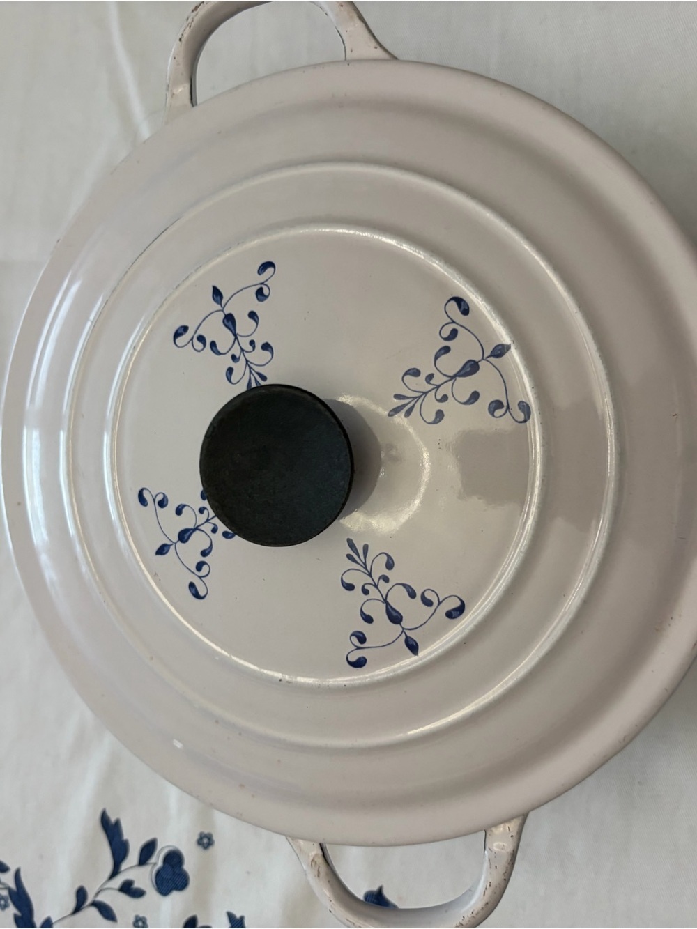 Vintage Le Creuset cream enamel Dutch oven with blue tulip pattern - Picture 2 of 11